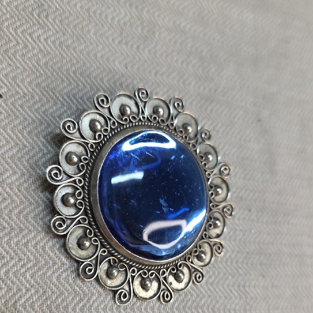 ALPACA Vintage-Inspired Blue and Silver Brooch - Picture 5 of 5